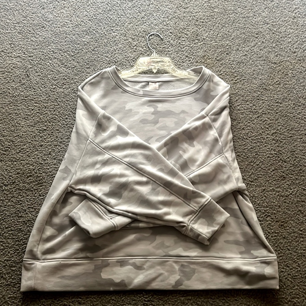 Secret Treasures White Camouflage Sweatshirt